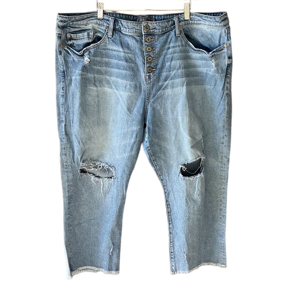 Torrid 22 Short Jeans Light Wash Knee Slit Exposed Button Fly Distressed Crop - Picture 1 of 7